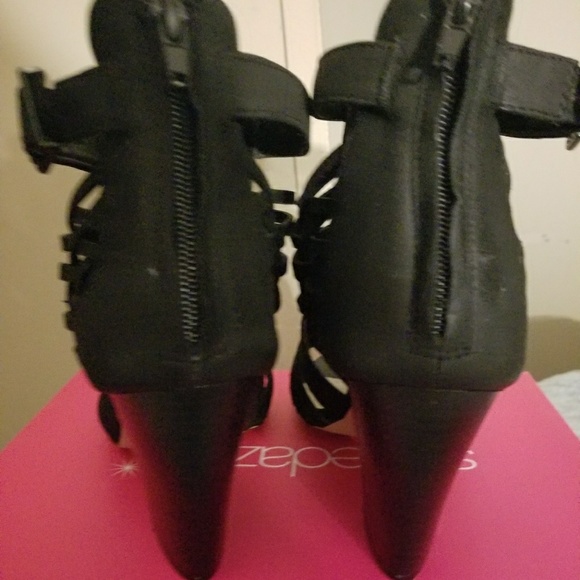 Shoes - Picture 3 of 4